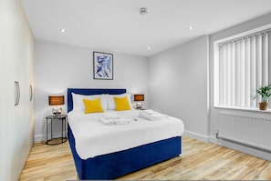 Desk, iron/ironing board, travel cot, free WiFi - Hybrid Resi - Uxbridge - One Bedroom Apartment (Uxbridge)