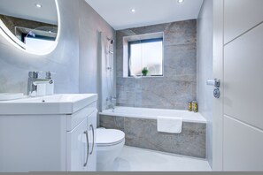Shower, hair dryer, towels - Hybrid Resi - Uxbridge - One Bedroom Apartment (Uxbridge)