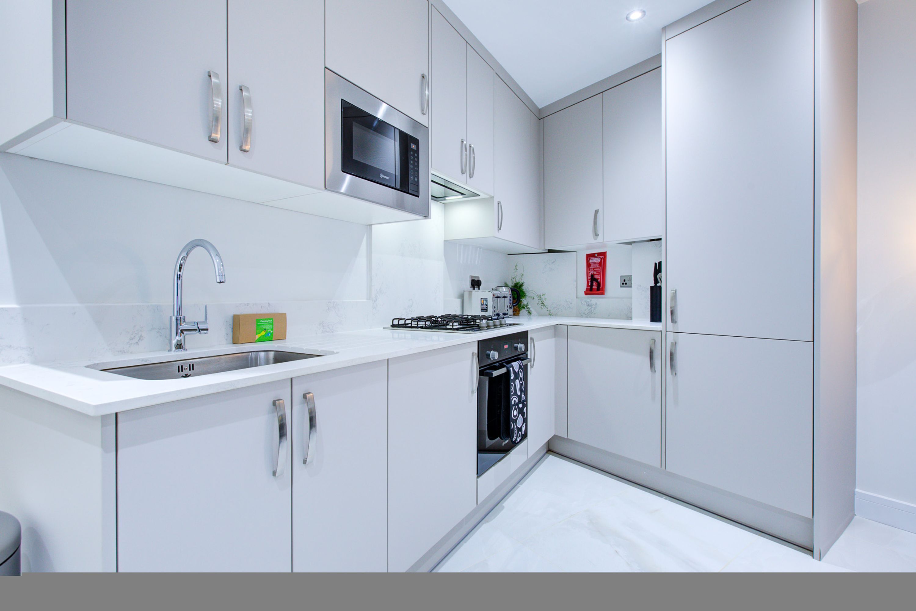 Frigorífico, microondas, horno y placa de cocina