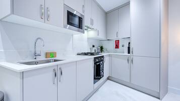 Frigorífico, microondas, horno y placa de cocina