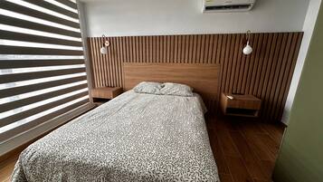 Tabla de planchar con plancha, wifi, ropa de cama