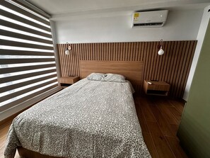 Tabla de planchar con plancha, wifi, ropa de cama