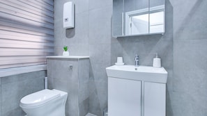 Shower, hair dryer, towels - Hybrid Resi - Wandsworth - Apartment (London)
