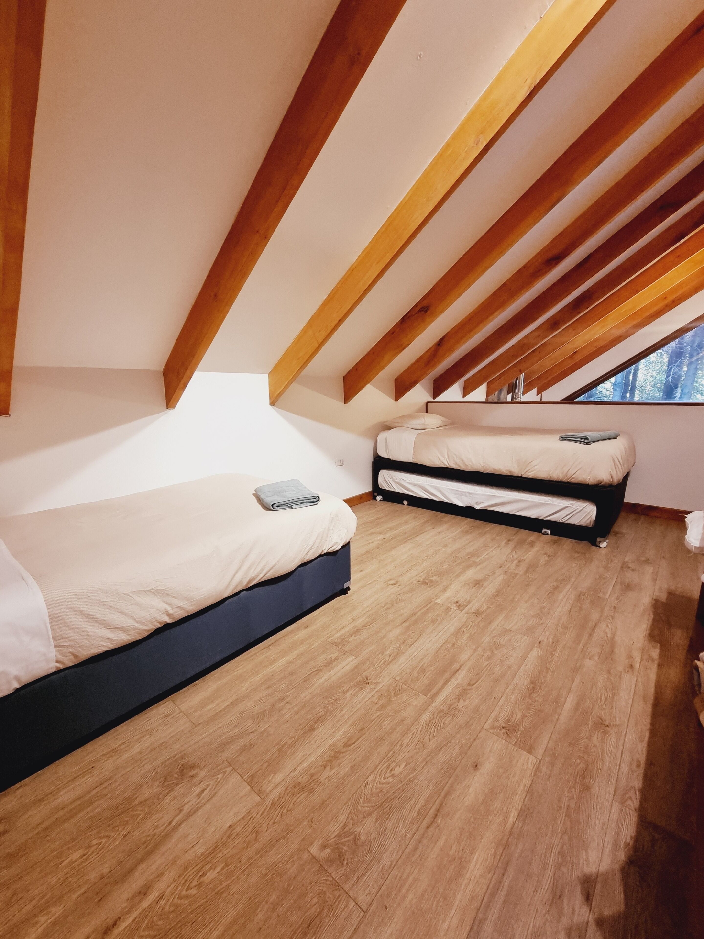 2 bedrooms, internet, bed sheets