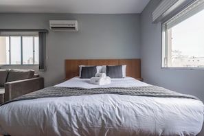 Departamento Deluxe, 1 cama Queen size y sofá cama, cocina, vista a la ciudad | Espacio para trabajar con laptop y tabla de planchar con plancha