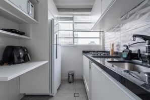 Appartement Deluxe, 1 grand lit et 1 canapé-lit, cuisine, vue ville | Cuisine privée | Grand réfrigérateur, micro-ondes, four, plaque de cuisson