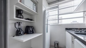 Deluxe Apartment, 1 Queen Bed with Sofa bed, Kitchen, City View | Private kitchen