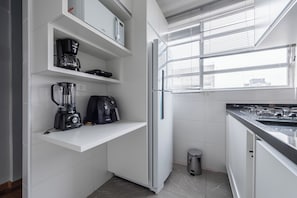 Departamento Deluxe, 1 cama Queen size y sofá cama, cocina, vista a la ciudad | Cocina privada | Refrigerador con congelador, microondas, horno y parrilla de estufa