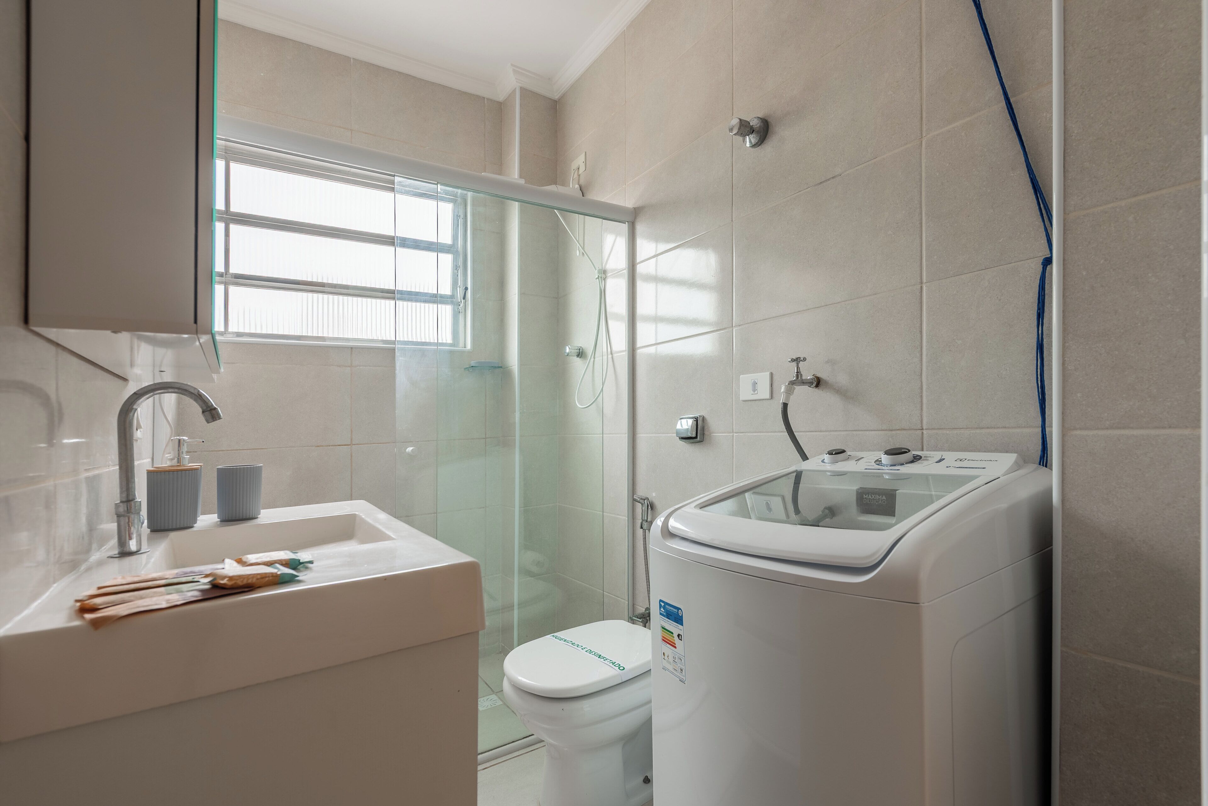 Appartement Deluxe, 1 grand lit et 1 canapé-lit, cuisine, vue ville | Salle de bain | Douche, articles de toilette gratuits, sèche-cheveux