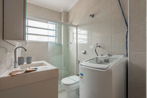 Appartement Deluxe, 1 grand lit et 1 canapé-lit, cuisine, vue ville | Salle de bain | Douche, articles de toilette gratuits, sèche-cheveux