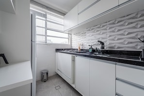 Departamento Deluxe, 1 cama Queen size y sofá cama, cocina, vista a la ciudad | Cocina privada | Refrigerador con congelador, microondas, horno y parrilla de estufa
