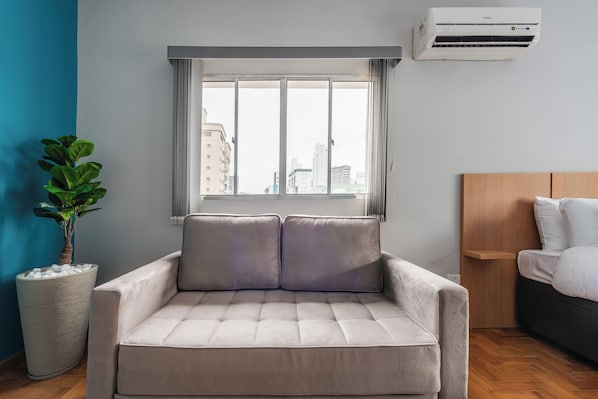 Departamento Deluxe, 1 cama Queen size y sofá cama, cocina, vista a la ciudad | Área de sala de estar