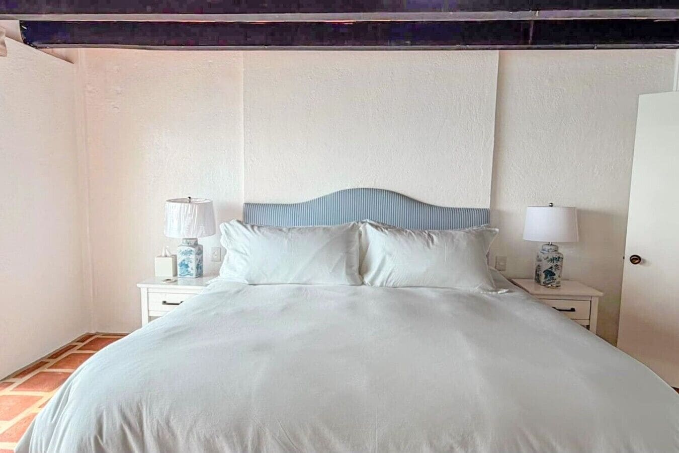 Desk, iron/ironing board, WiFi, bed sheets