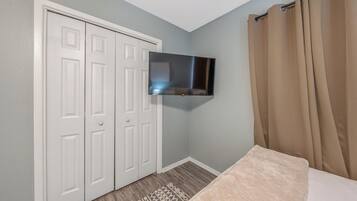 2 bedrooms, iron/ironing board, WiFi (free), bed sheets