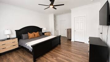 2 bedrooms, desk, WiFi (free), bed sheets