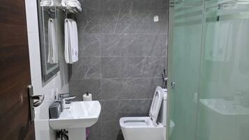 Toallas, jabón, shampoo, papel higiénico