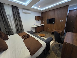 Deluxe Studio, Pool View