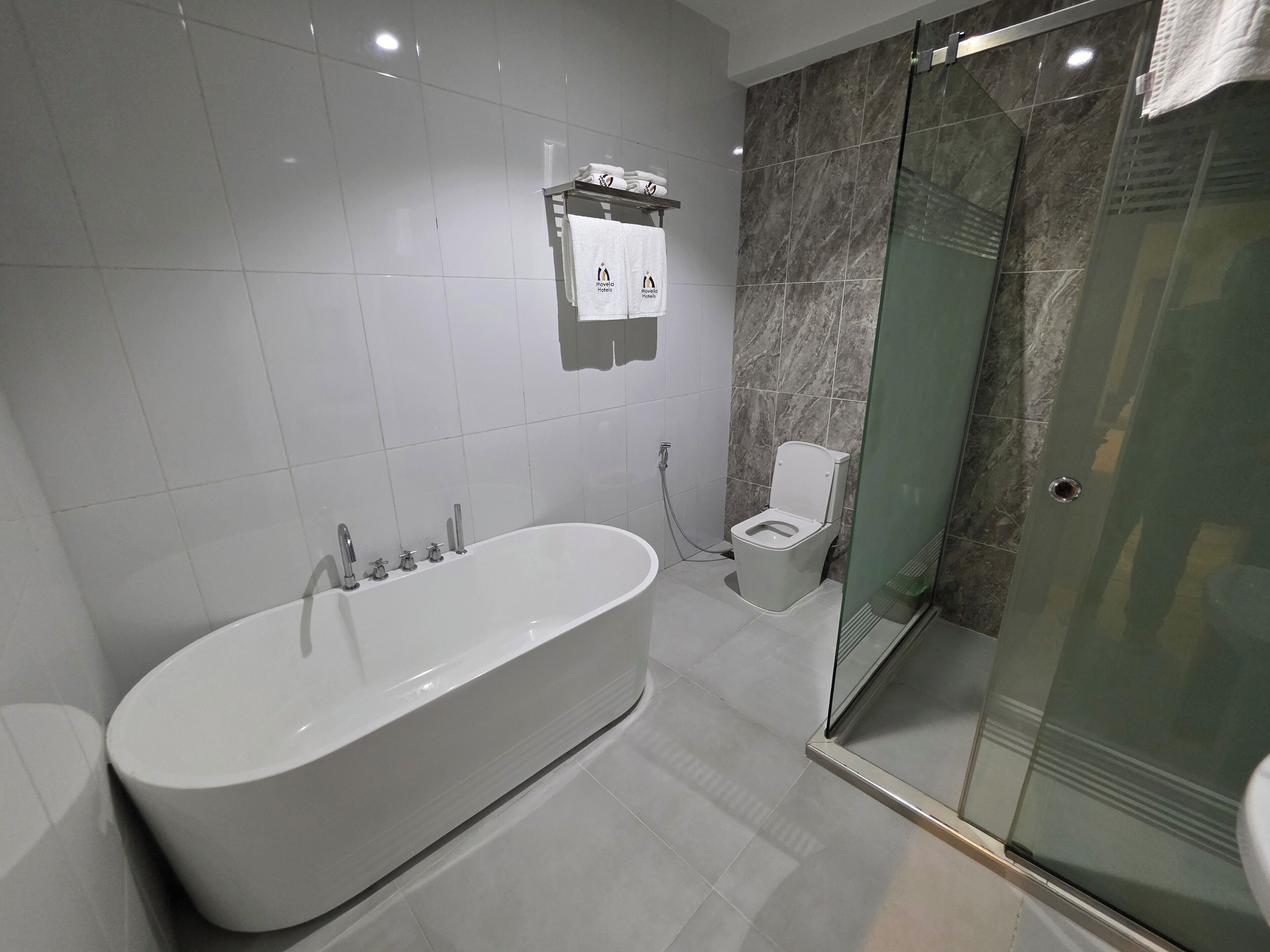 Suíte estúdio, sacada, vista para a cidade | Banheiro | Toalhas de banho, sabonete, shampoo, papel higiênico