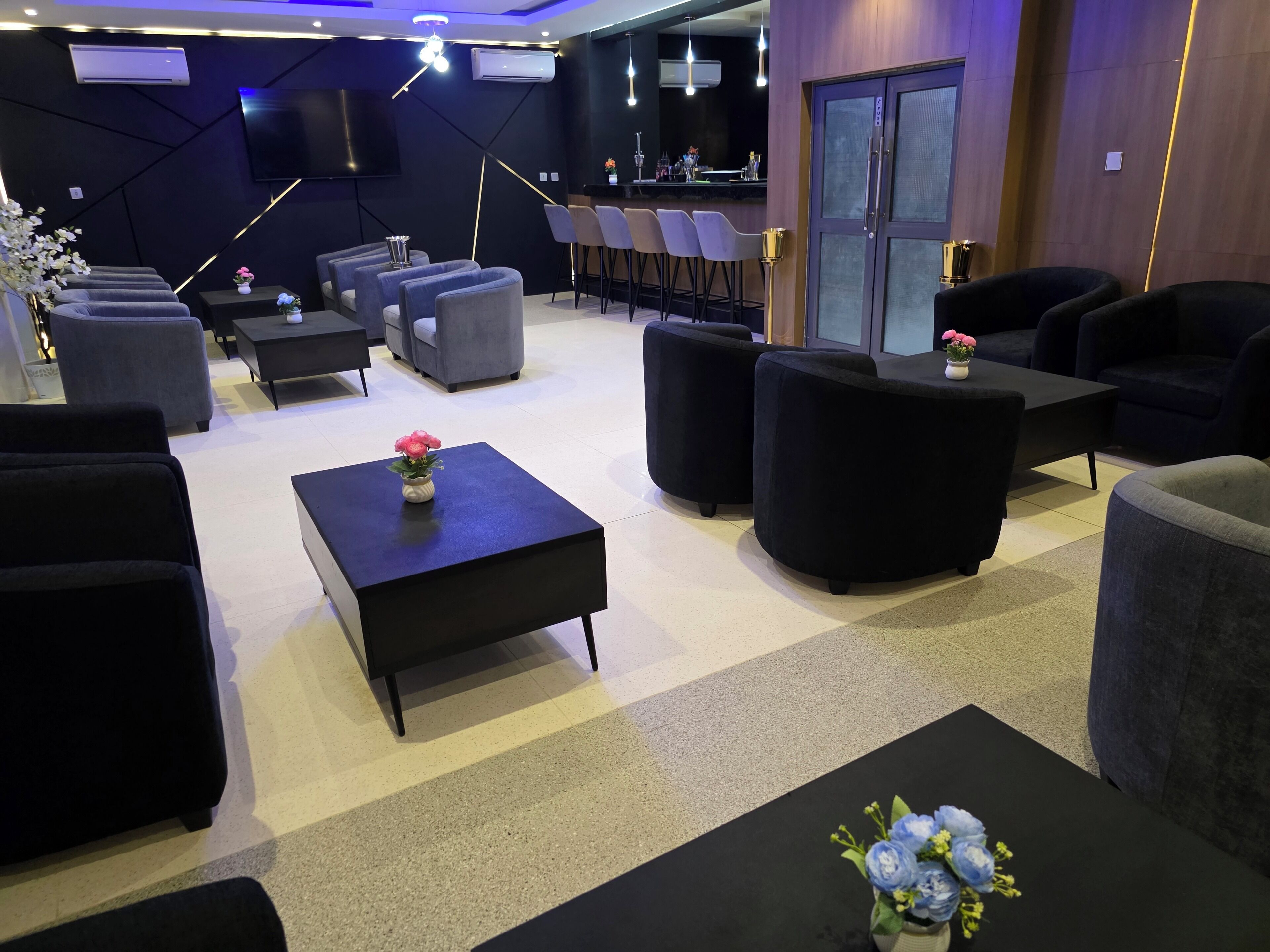 2 bars/lounges