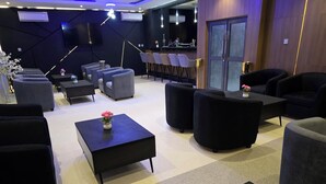 Ein stilvoller Lounge-Bereich mit Sofas, einem Couchtisch und einer Bar.
