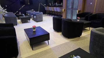 2 bars/lounges