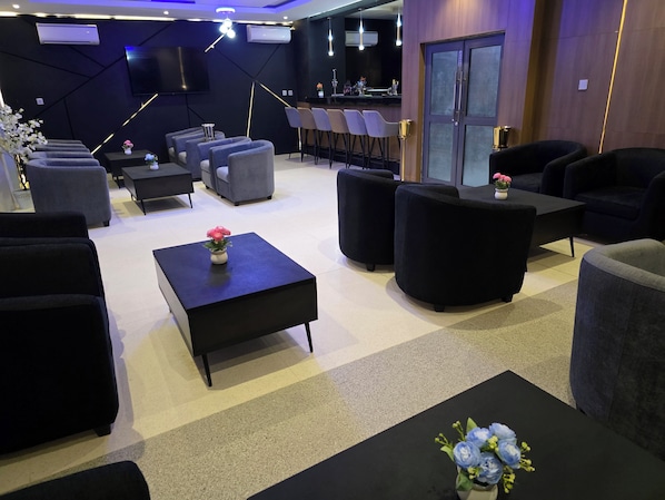 2 bars/lounges