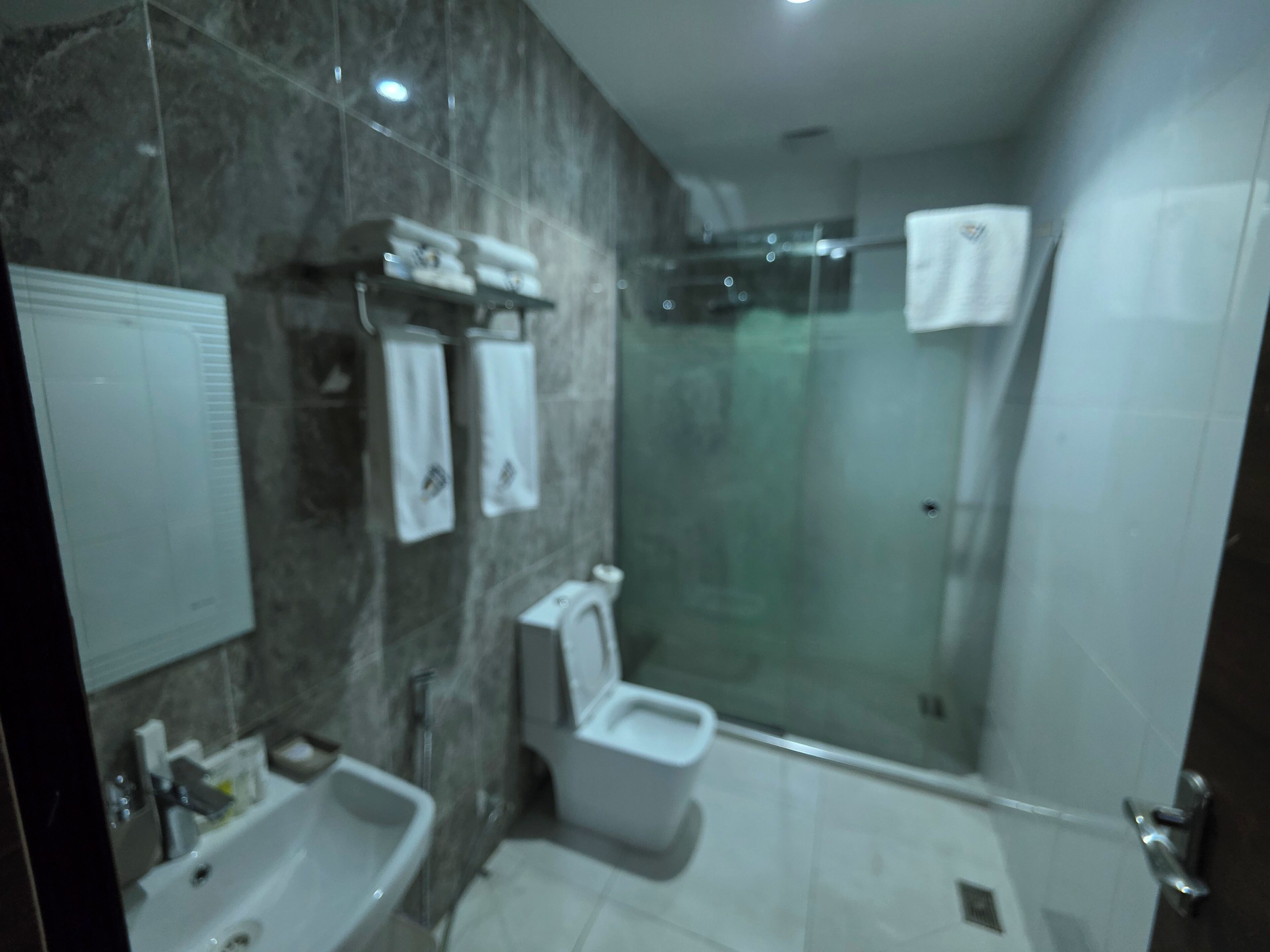 Superior Double Room | Bathroom | Towels, soap, shampoo, toilet paper