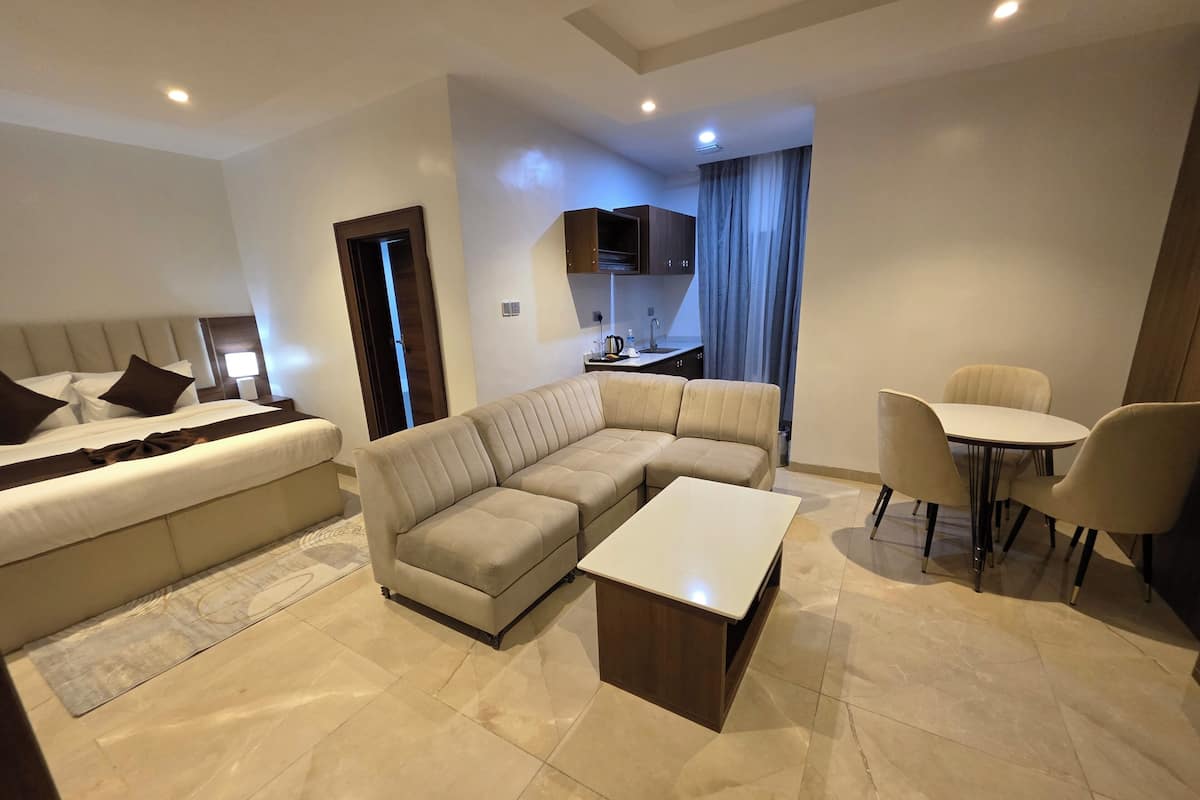 Studio Suite, Balcony, City View | Living area