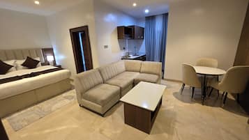 Studio Suite, Balcony, City View | Living area