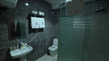 Habitación doble Confort | Baño | Toallas, jabón, shampoo, papel de baño