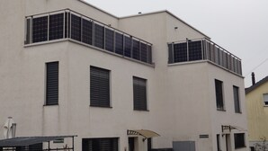 Un edificio con varias ventanas y techo plano.