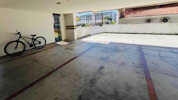 Un espacio exterior amplio con una bicicleta apoyada en una pared.