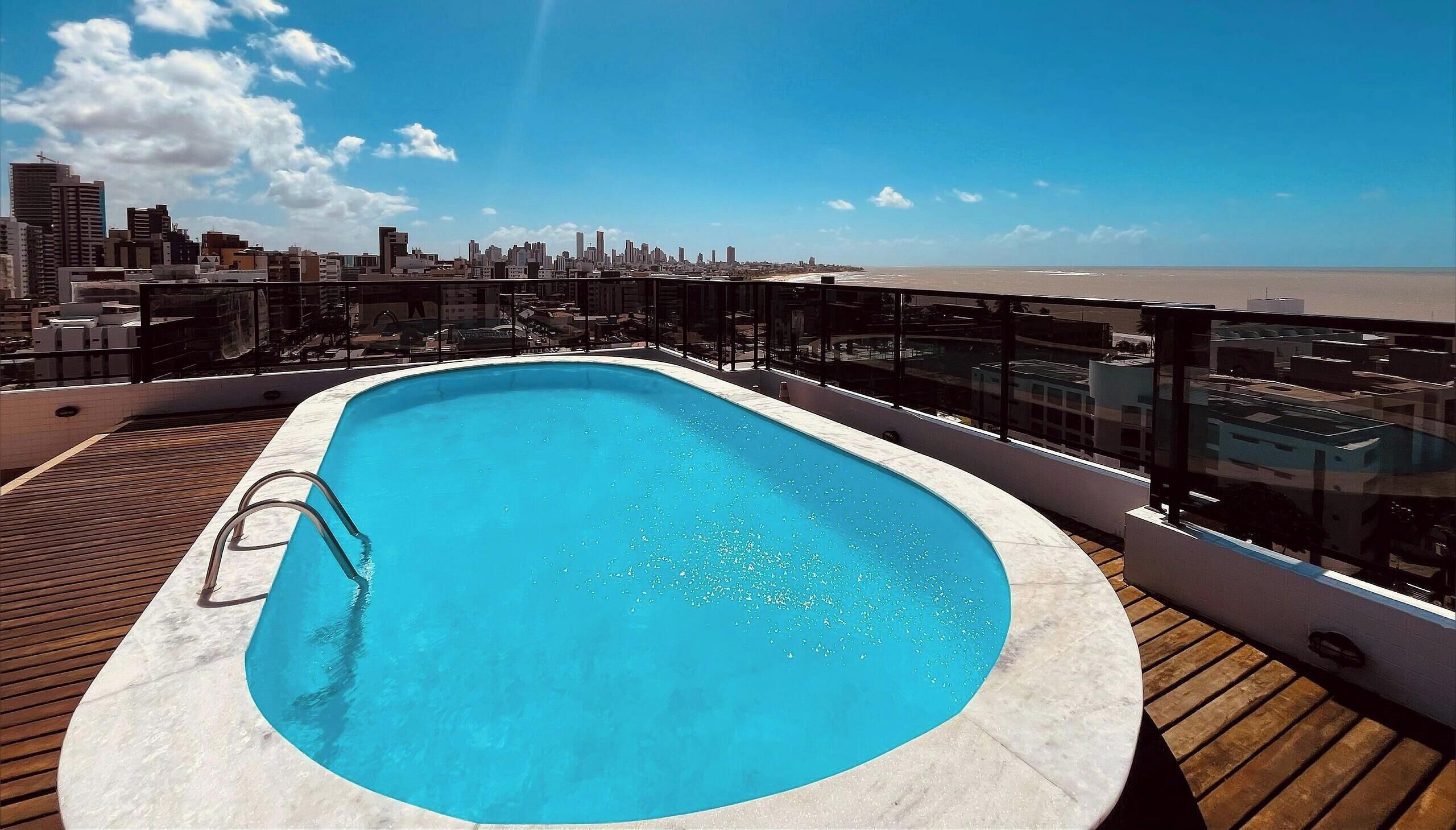 Una piscina en la azotea con vistas a la ciudad.