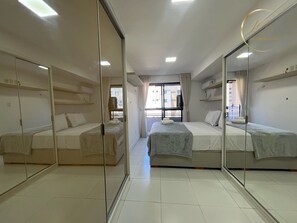 Apartamento | Cortinas blackout, ferros/tábuas de passar roupa, Wi-Fi de cortesia