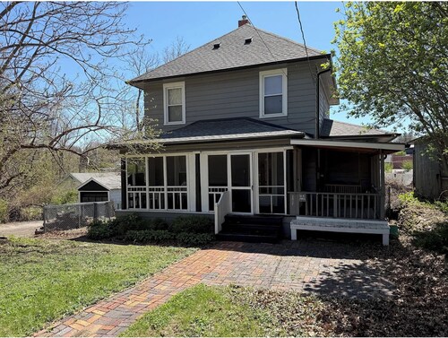 Amazing Location~Fenced In~Great Patio~ Fire Pit