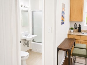 Een moderne badkamer met toilet, wastafel en douche.