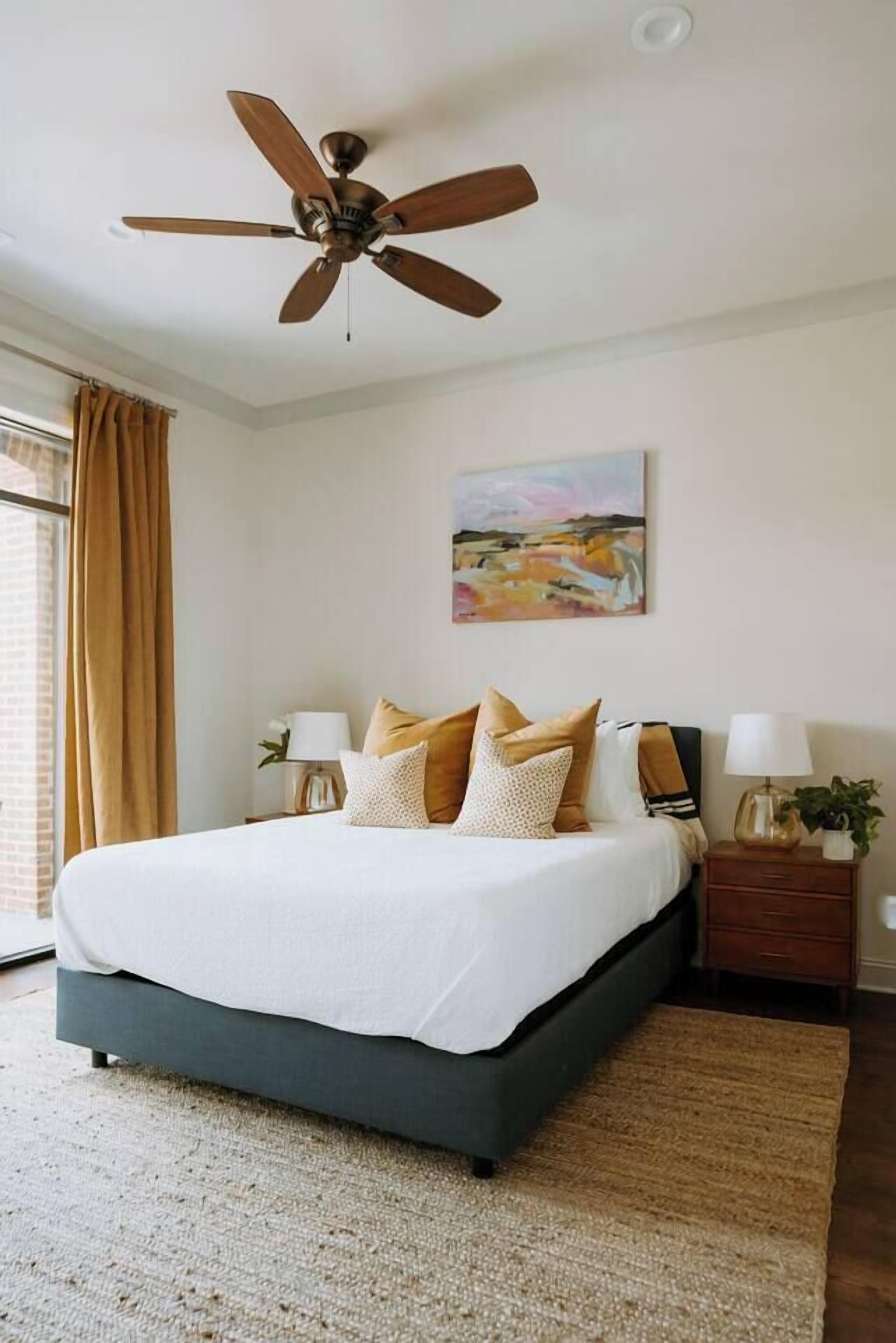 Desk, iron/ironing board, WiFi, bed sheets