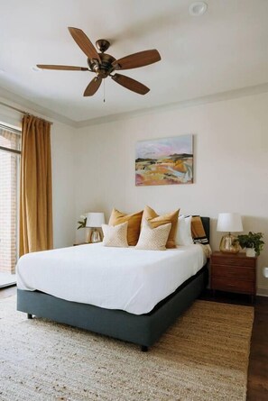 Desk, iron/ironing board, WiFi, bed sheets - Lovely 2BR · Williams-Brice & Fort Jackson (Columbia)