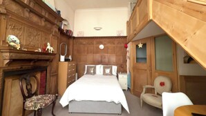 A bedroom with a bed, a chair, a dresser, and a mirror. - Charming flat for short-term rent on a quiet,well-kept street close to Hyde Park (London)