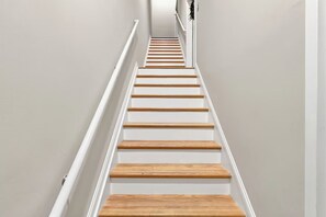 A staircase with white walls and wooden steps. - Stylish Chevy Chase Stay - Walk to Dining and UK (Lexington)