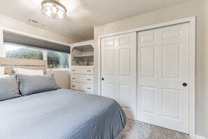 A bedroom with a bed, a window, a wardrobe, and a ceiling light fixture. - Peaceful 1-bedroom apartment with private entry in charming Snohomish (Snohomish)