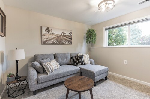 Peaceful 1-bedroom apartment with private entry in charming Snohomish
