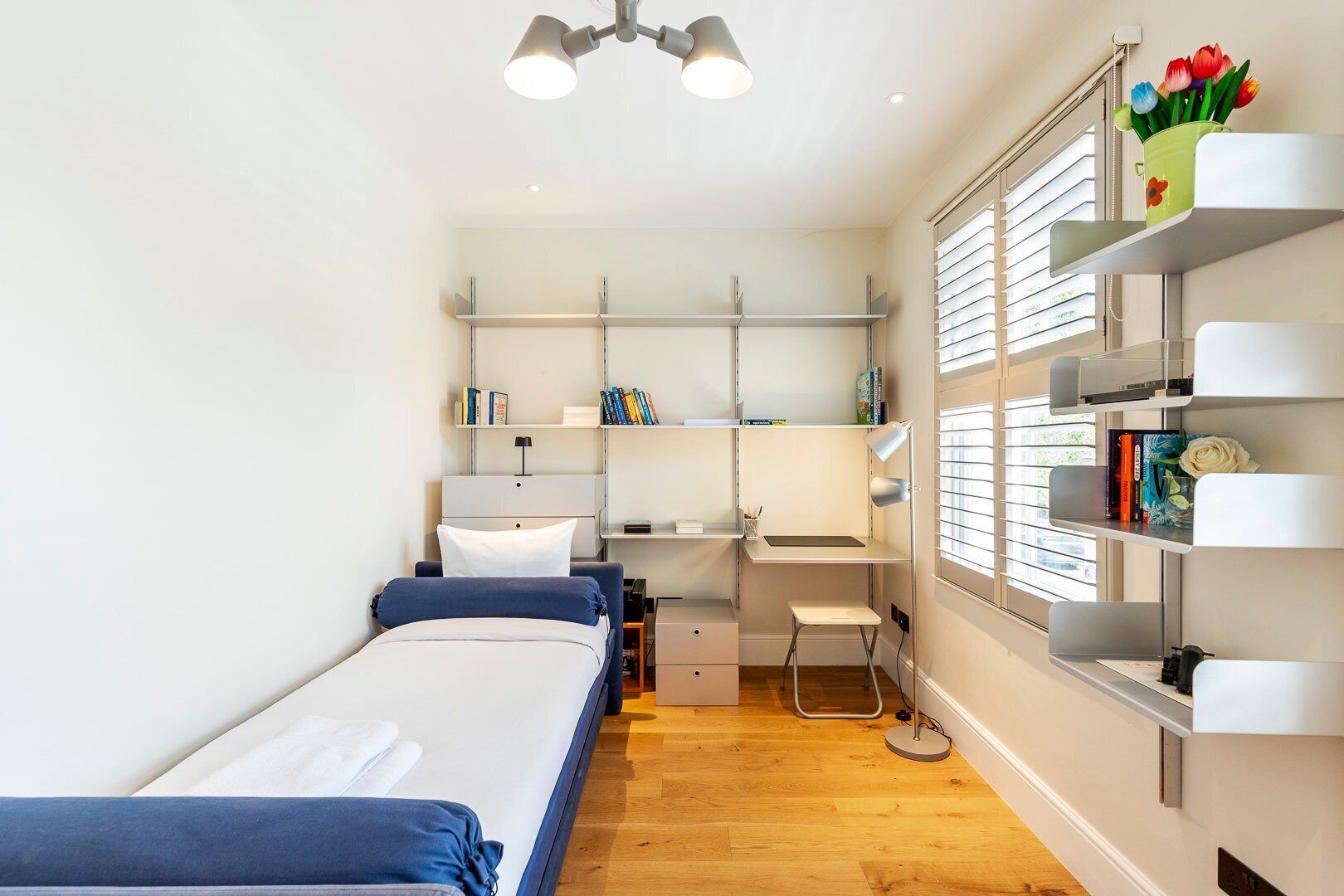 4 bedrooms, desk, iron/ironing board, internet