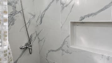 Ducha, secador de pelo, toallas, papel higiénico