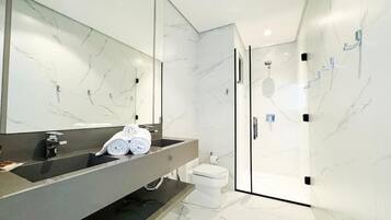Dusche, Haartrockner, Bidet, Handtücher