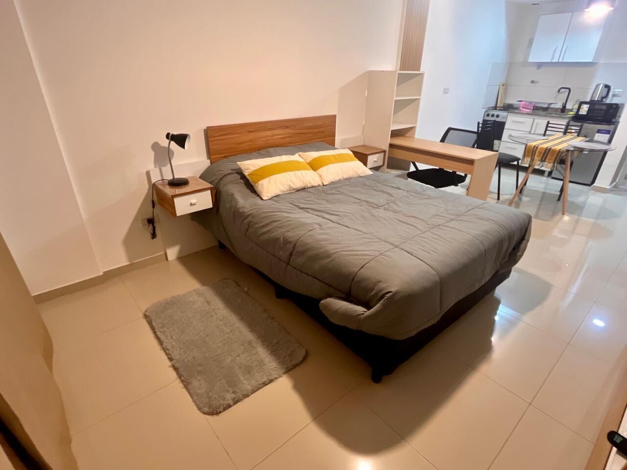 1 habitación, tabla de planchar con plancha y acceso a internet 