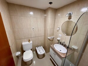 Bidet, Handtücher, Seife, Toilettenpapier