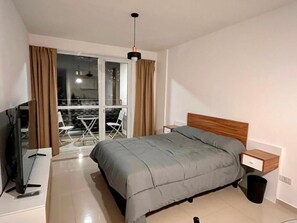1 slaapkamer, een strijkplank/strijkijzer, internet, beddengoed