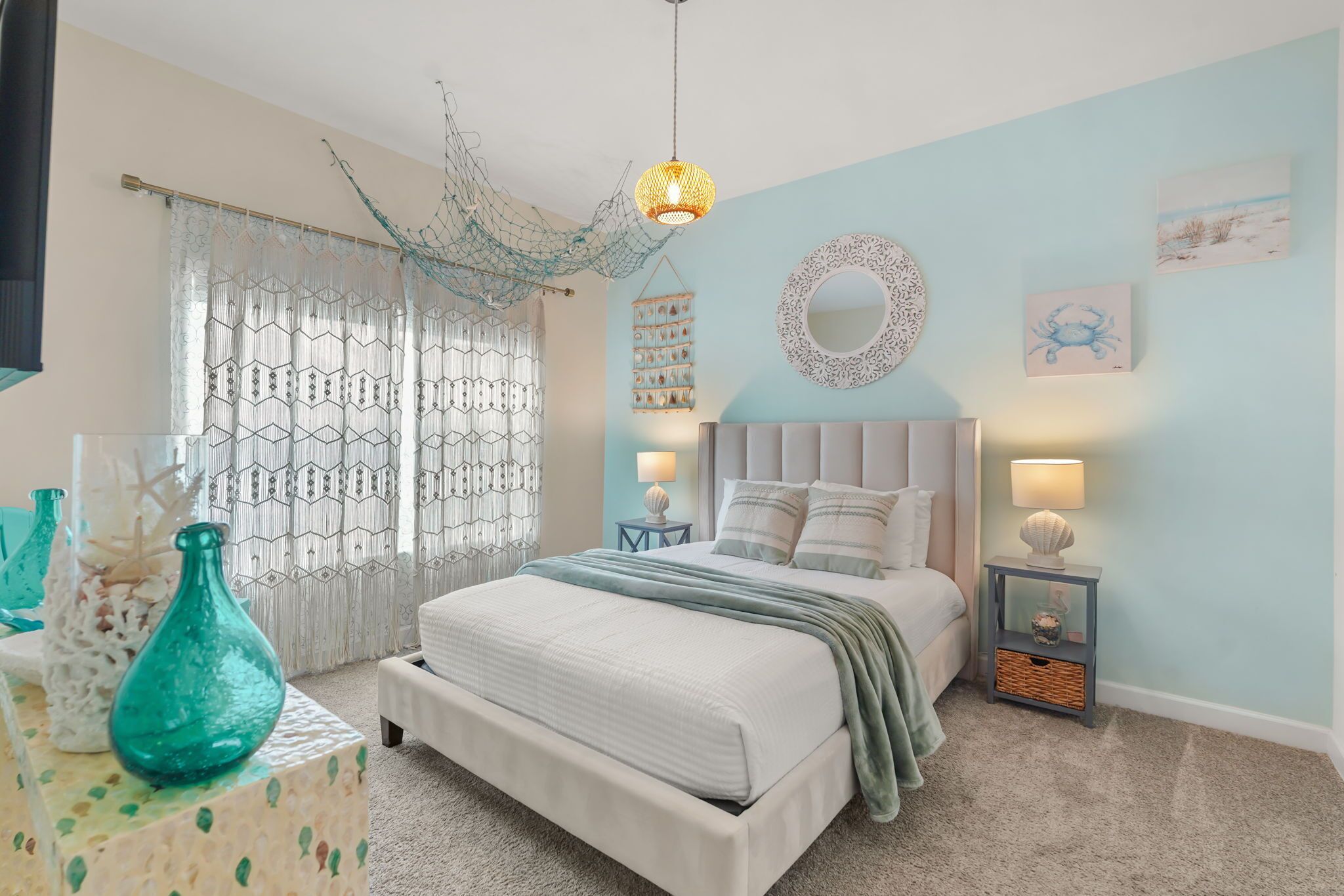 4 bedrooms, iron/ironing board, WiFi, bed sheets