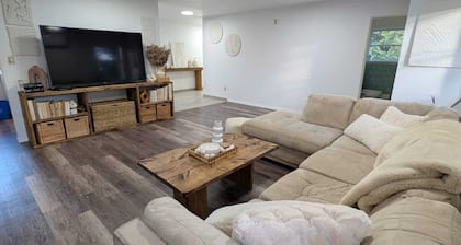 Peaceful Farm Retreat in Small Town Beeton, Spacious & Cozy